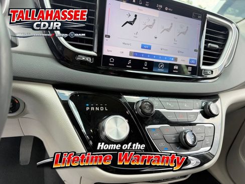 Used 2023 Chrysler Pacifica Touring-L FWD image 26