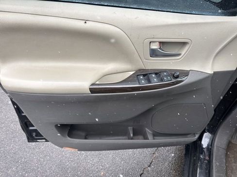 Used 2016 Toyota Sienna XLE w/ XLE Navigation Package image 18