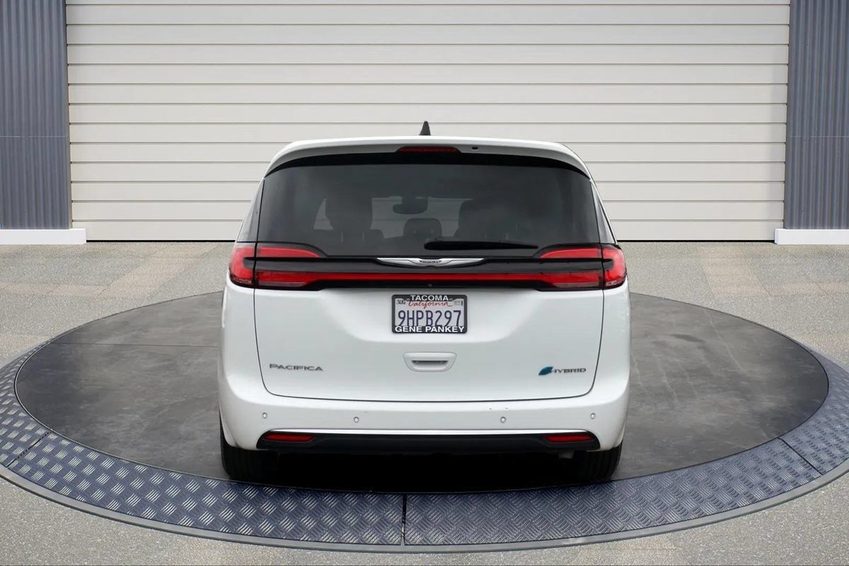 Used 2023 Chrysler Pacifica Touring-L FWD image 6