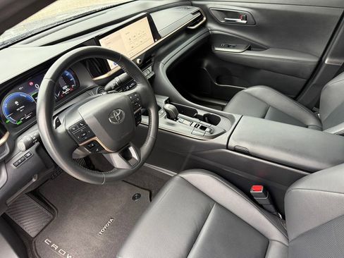 Used 2023 Toyota Crown Platinum image 4