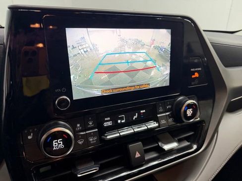 Used 2023 Toyota Highlander XLE FWD image 17