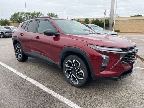 Used 2025 Chevrolet Trax RS w/ Sunroof Package image 1