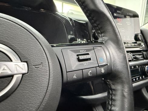 Used 2023 Nissan Pathfinder SL AWD/4WD image 17