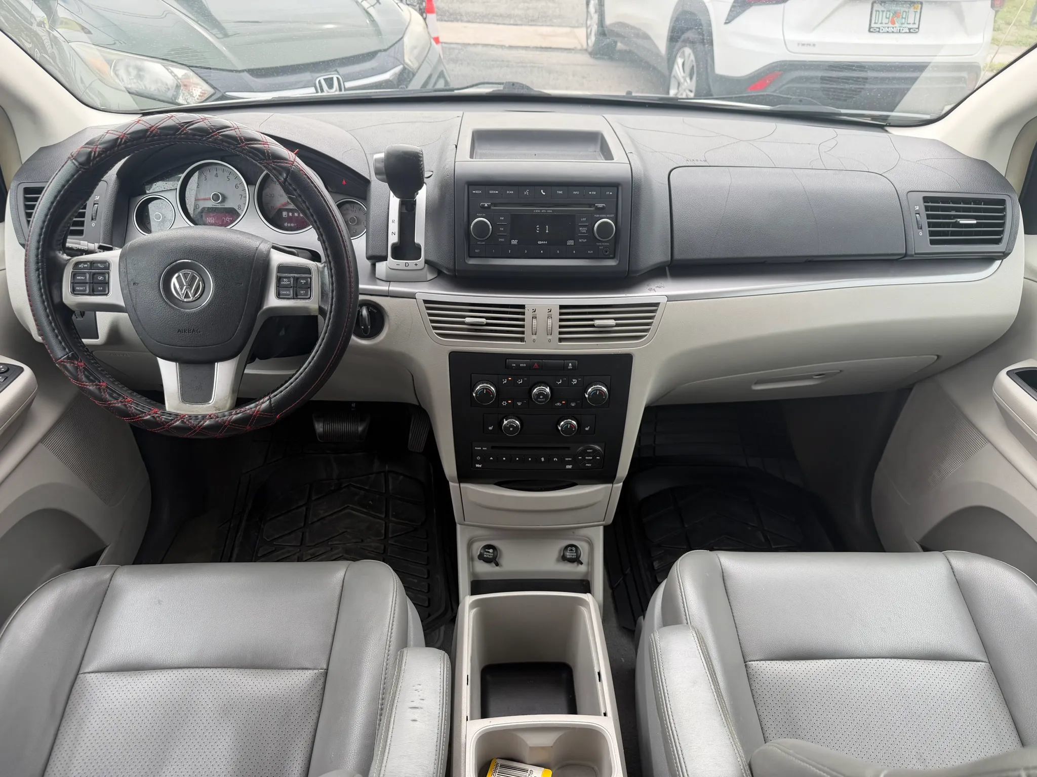 Used 2011 Volkswagen Routan SE FWD image 7