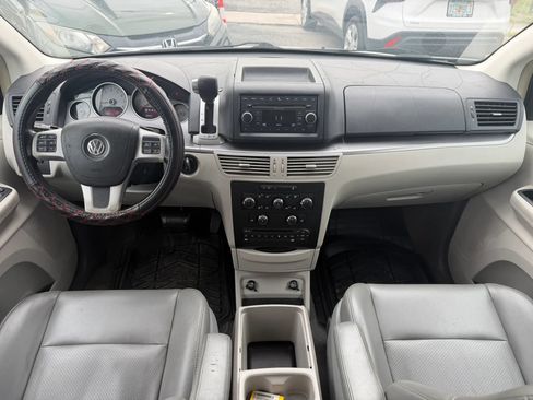 Used 2011 Volkswagen Routan SE FWD image 7