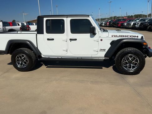 Used 2024 Jeep Gladiator Rubicon AWD/4WD image 2