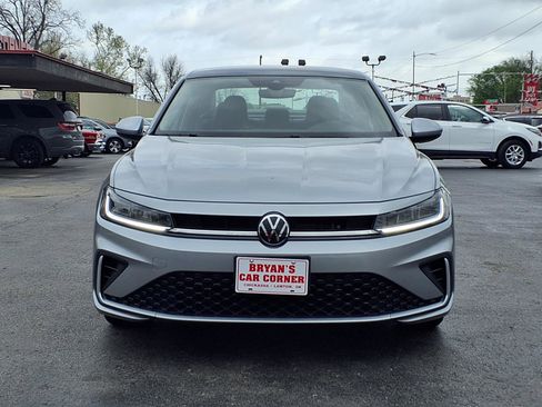 Used 2025 Volkswagen Jetta SE FWD image 24