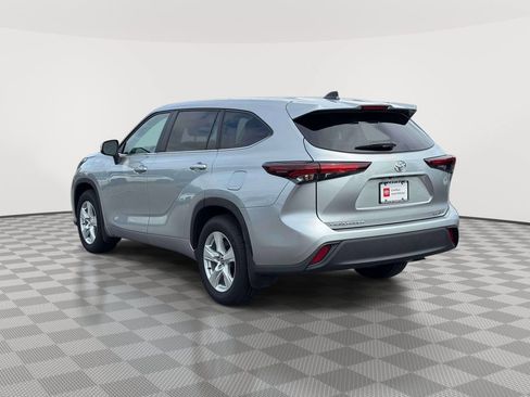Used 2025 Toyota Highlander LE AWD/4WD image 5