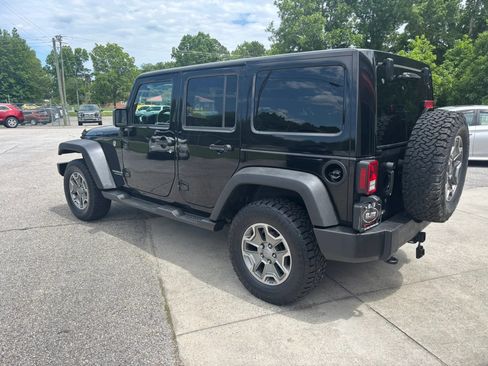 Used 2015 Jeep Wrangler Unlimited Rubicon w/ Connectivity Group AWD/4WD image 7