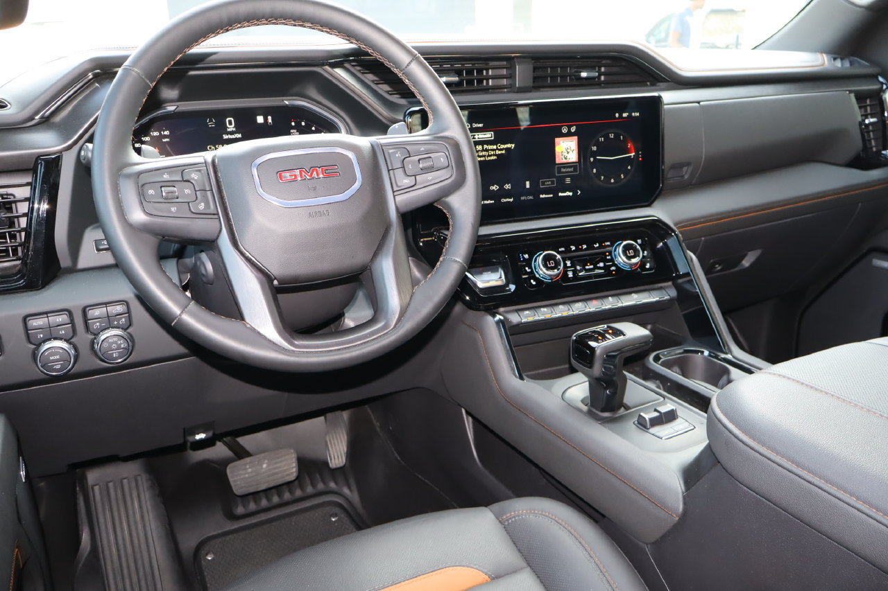 Used 2024 GMC Sierra 1500 AT4 w/ Technology Package AWD/4WD image 5
