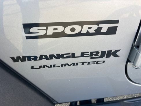 Used 2018 Jeep Wrangler Unlimited Sport S image 11