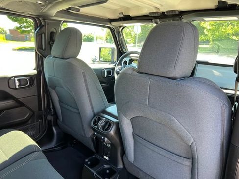 Used 2025 Jeep Wrangler Unlimited Sahara AWD/4WD image 34
