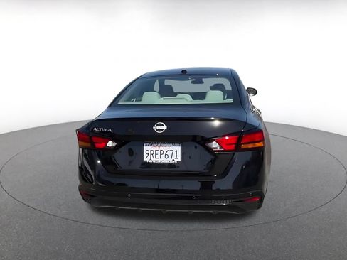 Used 2025 Nissan Altima 2.5 SV FWD image 12