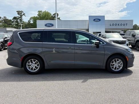Used 2025 Chrysler Pacifica Select FWD image 5