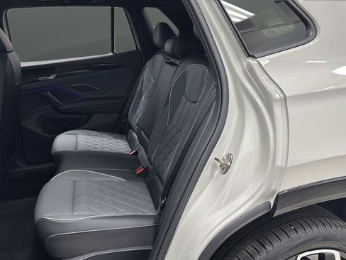 Used 2025 Volkswagen Tiguan SEL R-Line AWD/4WD image 23