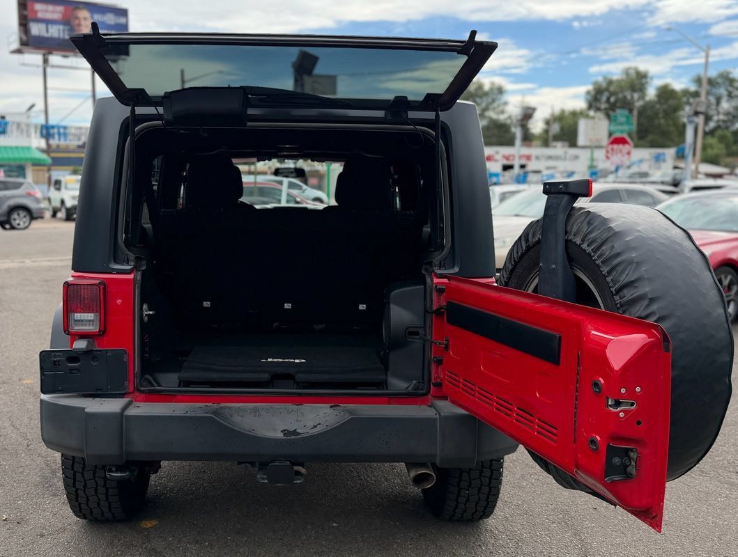 Used 2014 Jeep Wrangler Unlimited Rubicon w/ Connectivity Group AWD/4WD image 11