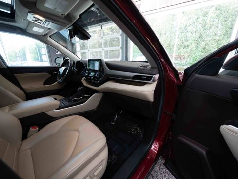 Used 2021 Toyota Highlander XLE AWD/4WD image 26