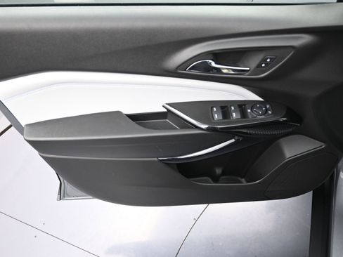 Used 2025 Chevrolet Trax LT w/ Sunroof Package image 24