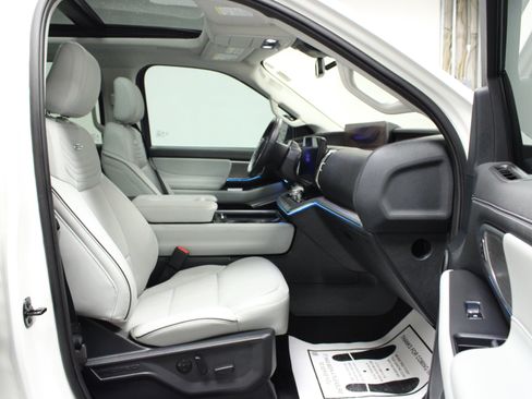 Used 2025 Ford Expedition Platinum w/ Platinum Ultimate Package AWD/4WD image 17