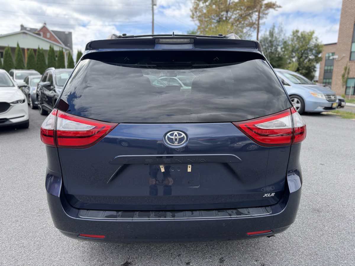 Used 2018 Toyota Sienna XLE Premium FWD image 6
