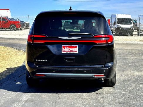 Used 2024 Chrysler Pacifica Touring FWD image 7