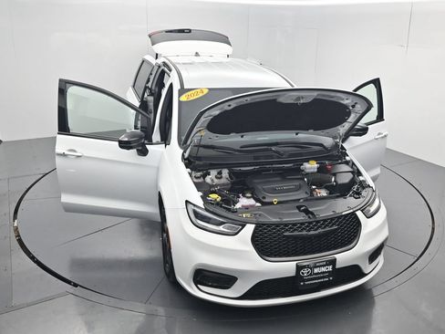 Used 2024 Chrysler Pacifica Limited FWD image 56