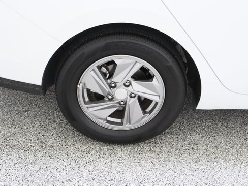 Used 2025 Hyundai Elantra SE FWD image 6