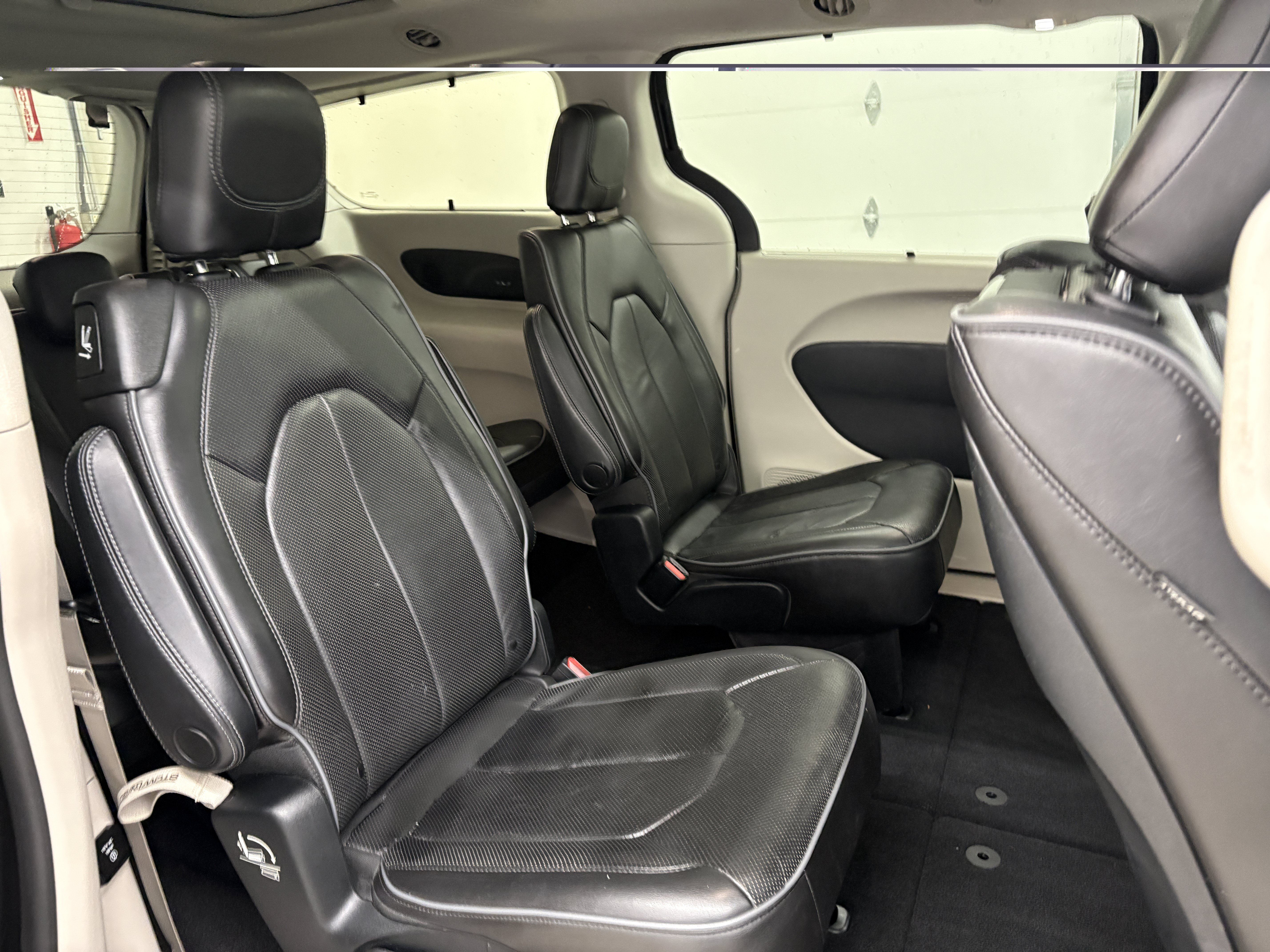 Used 2020 Chrysler Pacifica Limited w/ Advanced Safetytec Group FWD image 26
