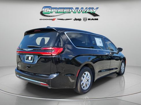 Used 2023 Chrysler Pacifica Touring-L FWD image 3