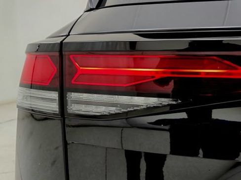 Used 2025 Volkswagen Tiguan SE R-Line AWD/4WD image 23