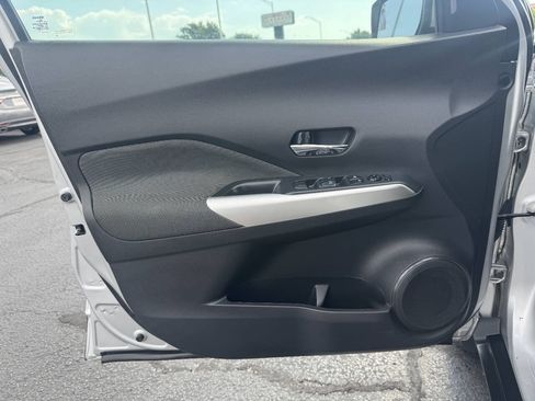 Used 2019 Nissan Kicks SV FWD image 14