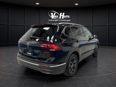 Used 2024 Volkswagen Tiguan SE w/ Panoramic Sunroof Package image 3