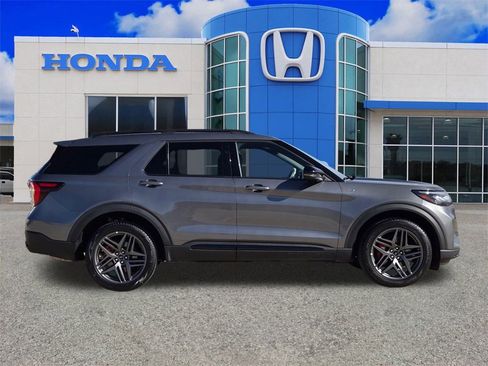 Used 2025 Ford Explorer ST-Line w/ ST-Line Street Pack image 2