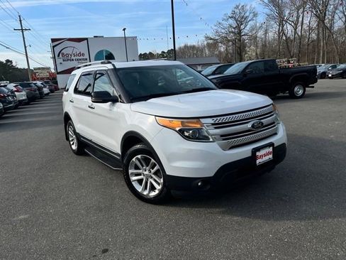 Used 2013 Ford Explorer XLT image 2
