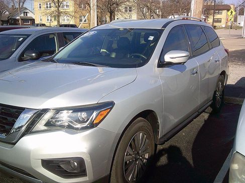 Used 2019 Nissan Pathfinder SL image 2