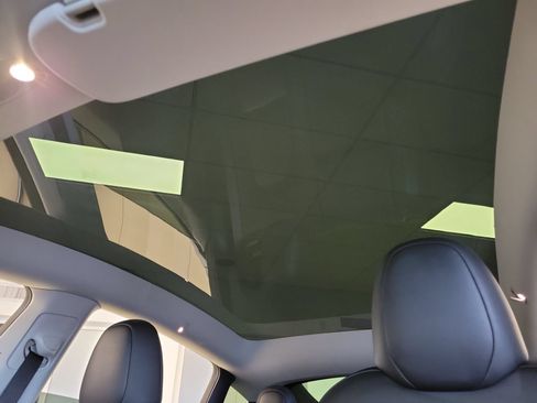 Used 2025 Tesla Model Y Long Range RWD image 30