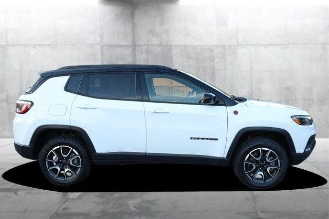 Used 2025 Jeep Compass Trailhawk AWD/4WD image 5