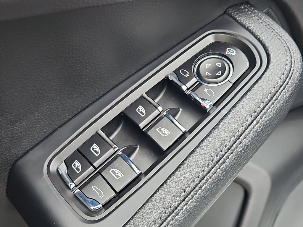 Certified 2026 Porsche Macan AWD/4WD image 30