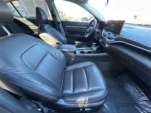 Used 2023 Nissan Altima 2.5 SR w/ SR Premium Package image 12
