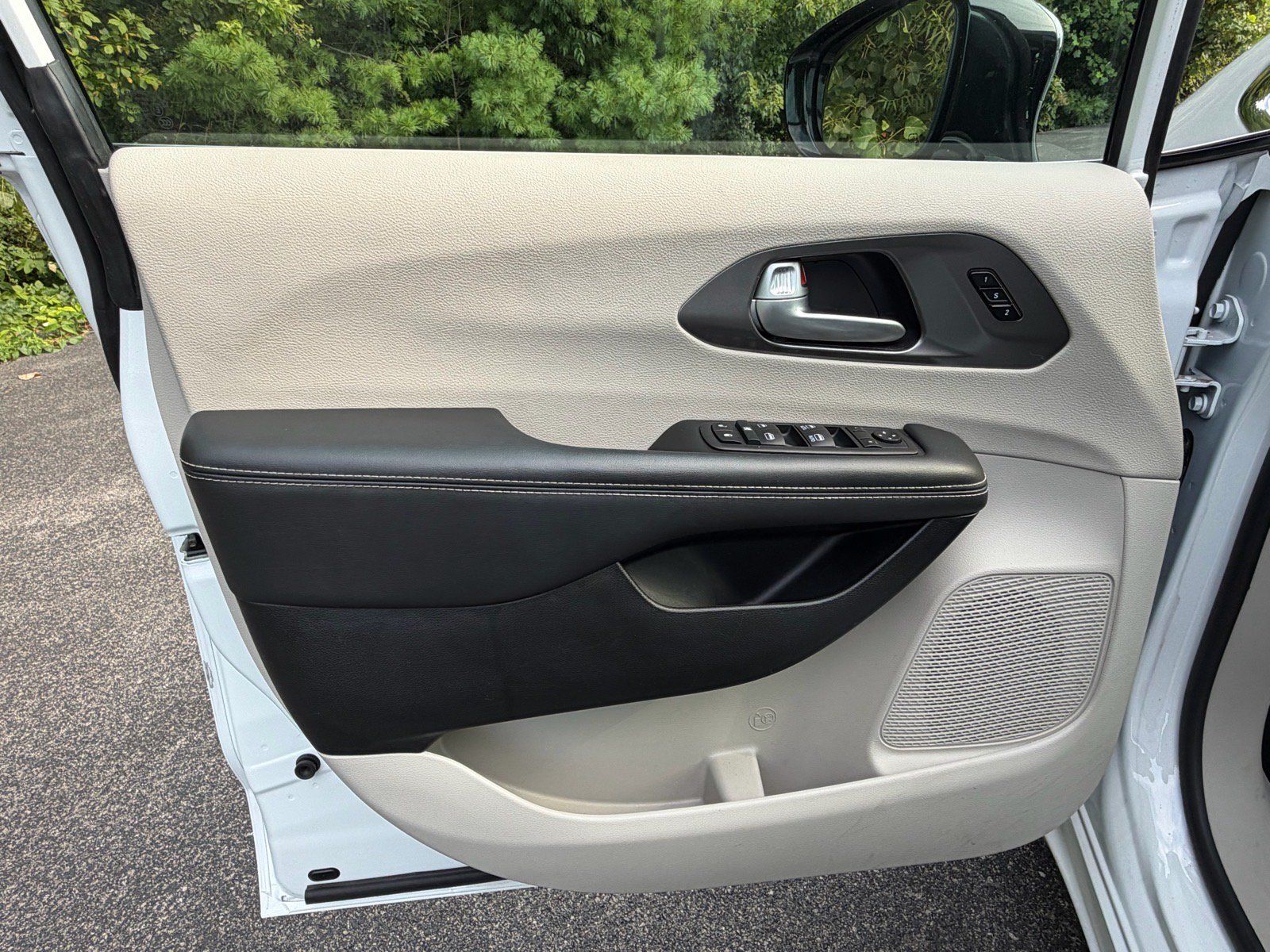 Used 2024 Chrysler Pacifica Touring-L FWD image 21
