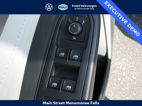 Certified 2025 Volkswagen Taos SE image 28