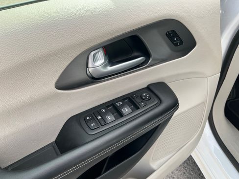 Certified 2024 Chrysler Pacifica Touring-L FWD image 15