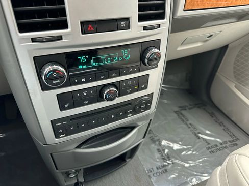 Used 2008 Chrysler Town & Country Limited w/ Entertainment Group #3 image 27