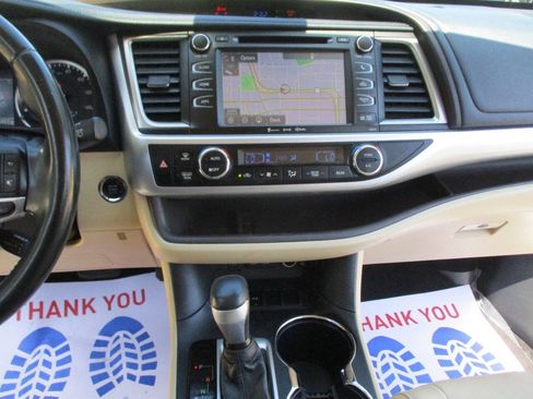 Used 2017 Toyota Highlander XLE FWD image 17