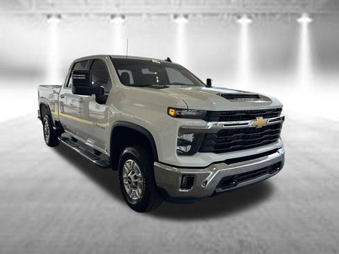Used 2025 Chevrolet Silverado 2500 LT w/ Convenience Package AWD/4WD image 2