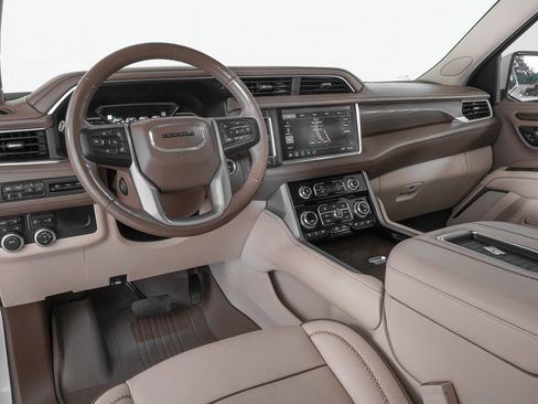 Used 2021 GMC Yukon Denali w/ Denali Premium Package image 18