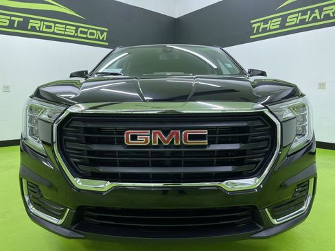 Used 2024 GMC Terrain SLE image 3