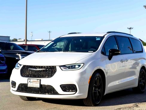 New 2026 Chrysler Pacifica Select w/ S Appearance Package image 6