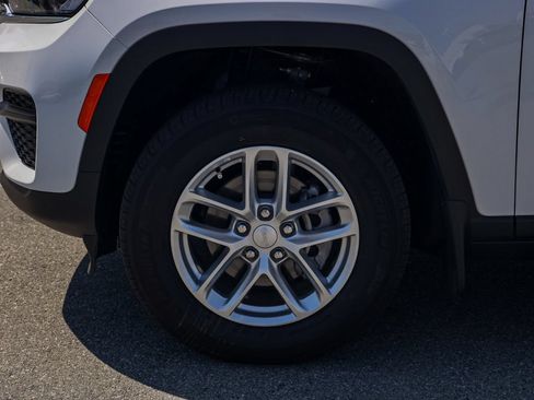 Used 2025 Jeep Grand Cherokee Laredo X AWD/4WD image 11