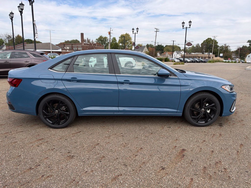 Used 2026 Volkswagen Jetta SE FWD image 4